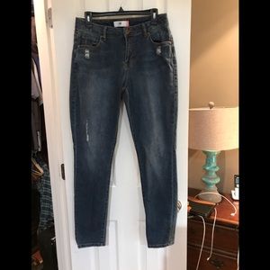 Cabi distressed curvy skinny jean